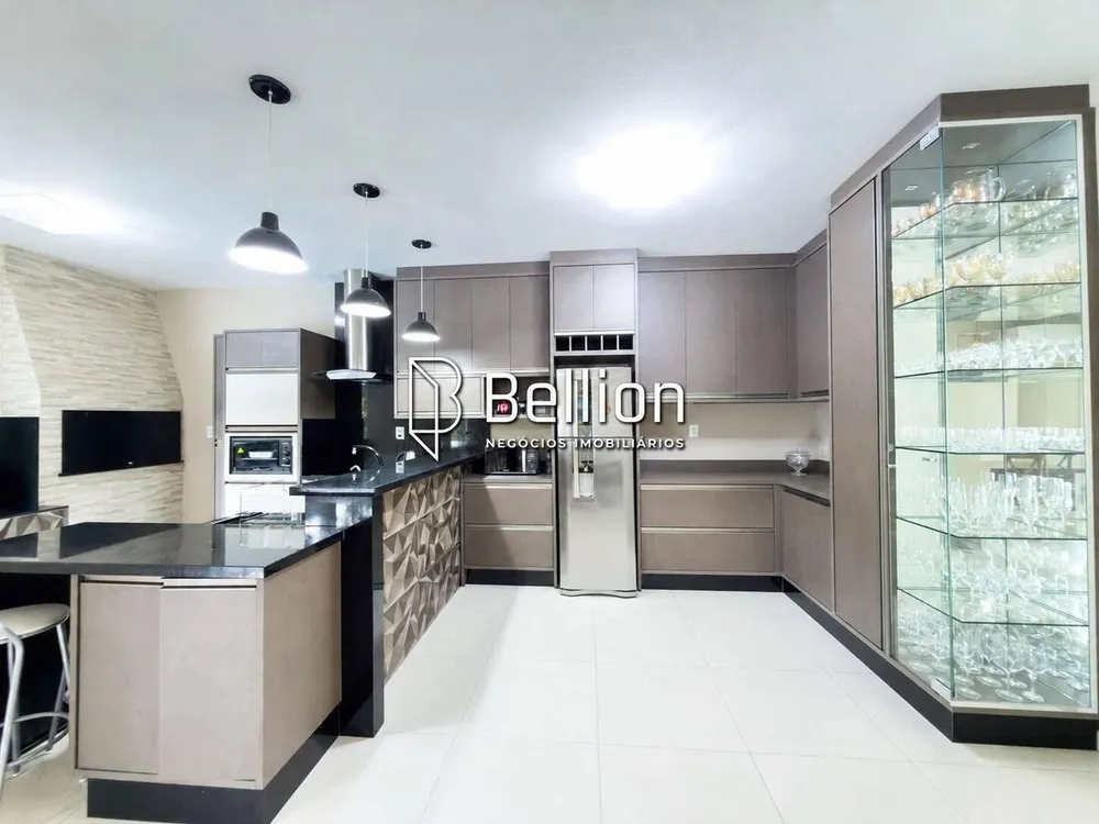 Casa, 4 quartos, 240 m² - Foto 1