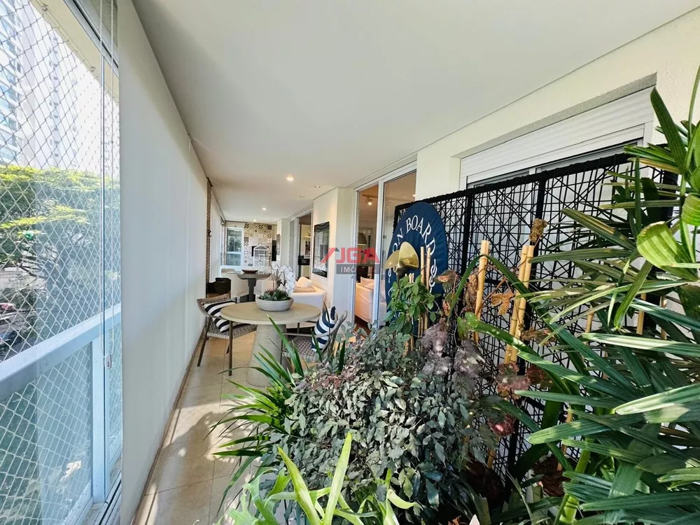 Apartamento à venda com 4 quartos, 233m² - Foto 2