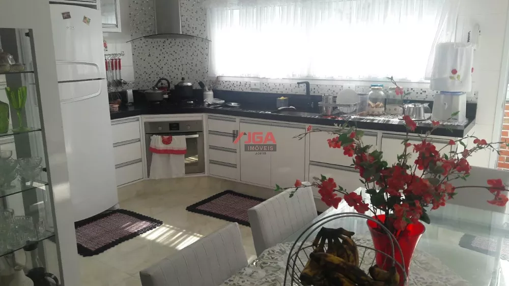 Sobrado à venda com 4 quartos, 275m² - Foto 1