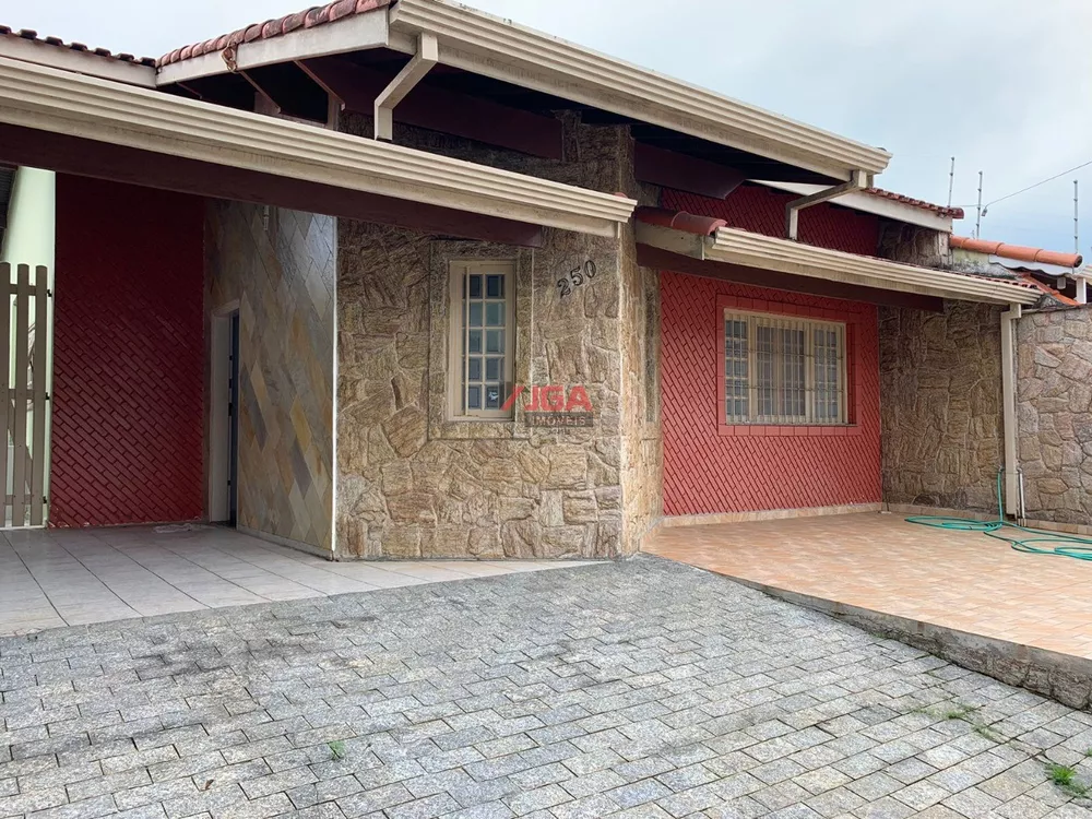 Casa à venda com 3 quartos, 250m² - Foto 1