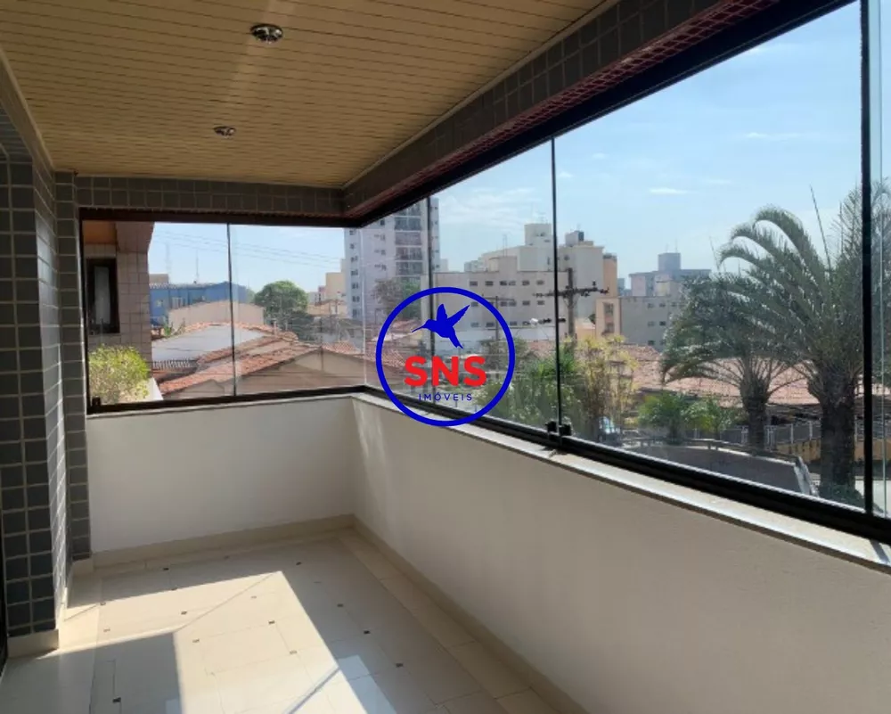 Apartamento à venda com 3 quartos, 228m² - Foto 2