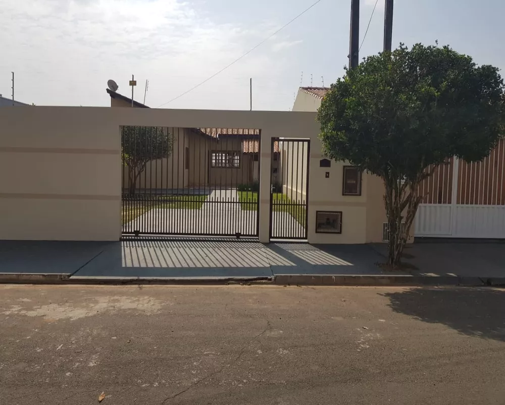 Casa à venda com 2 quartos, 250m² - Foto 1