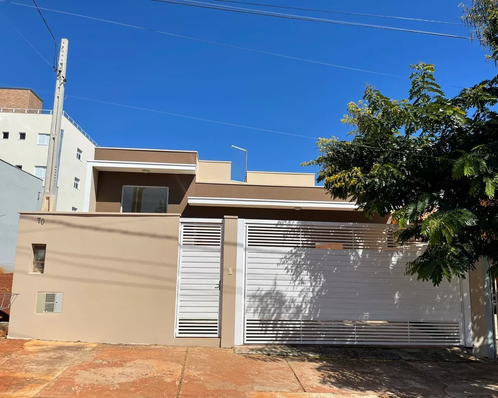 Casa à venda com 4 quartos, 250m² - Foto 1