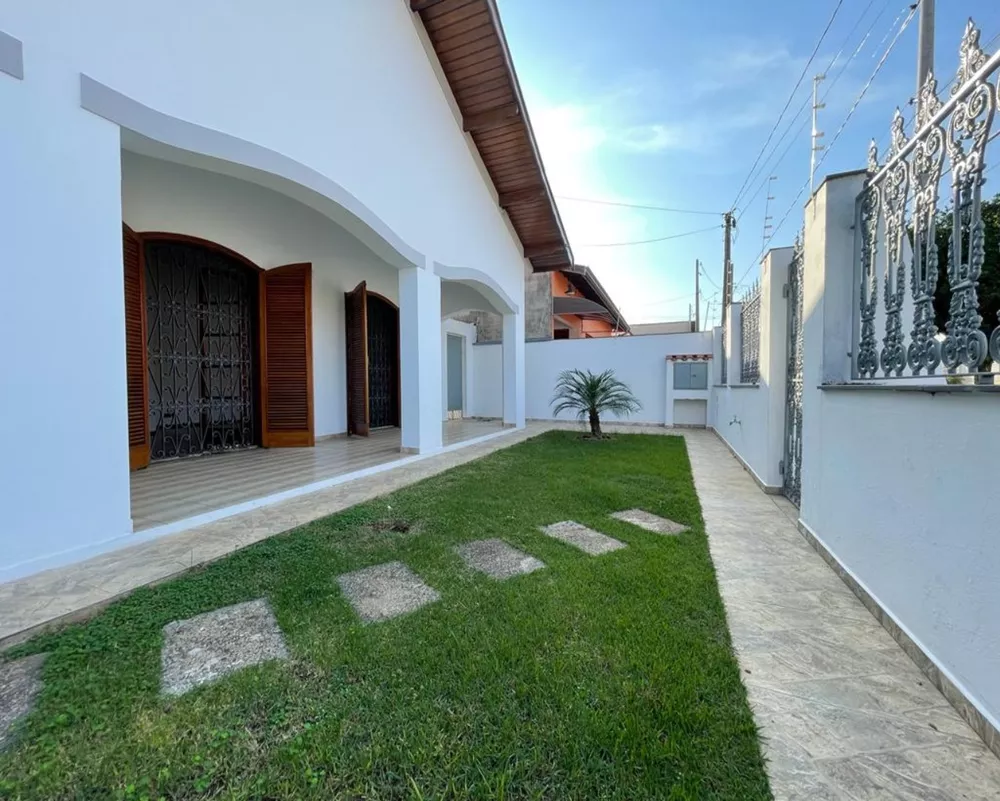 Casa à venda com 3 quartos, 300m² - Foto 2