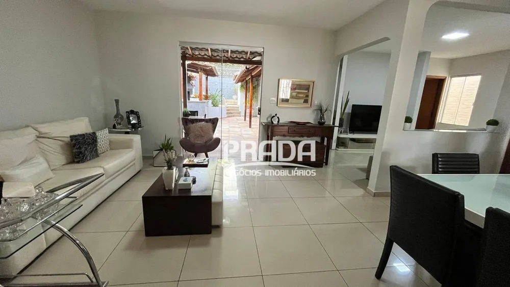 Casa, 4 quartos, 240 m² - Foto 1