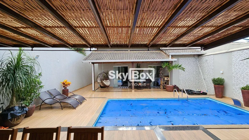 Casa, 3 quartos, 241 m² - Foto 1