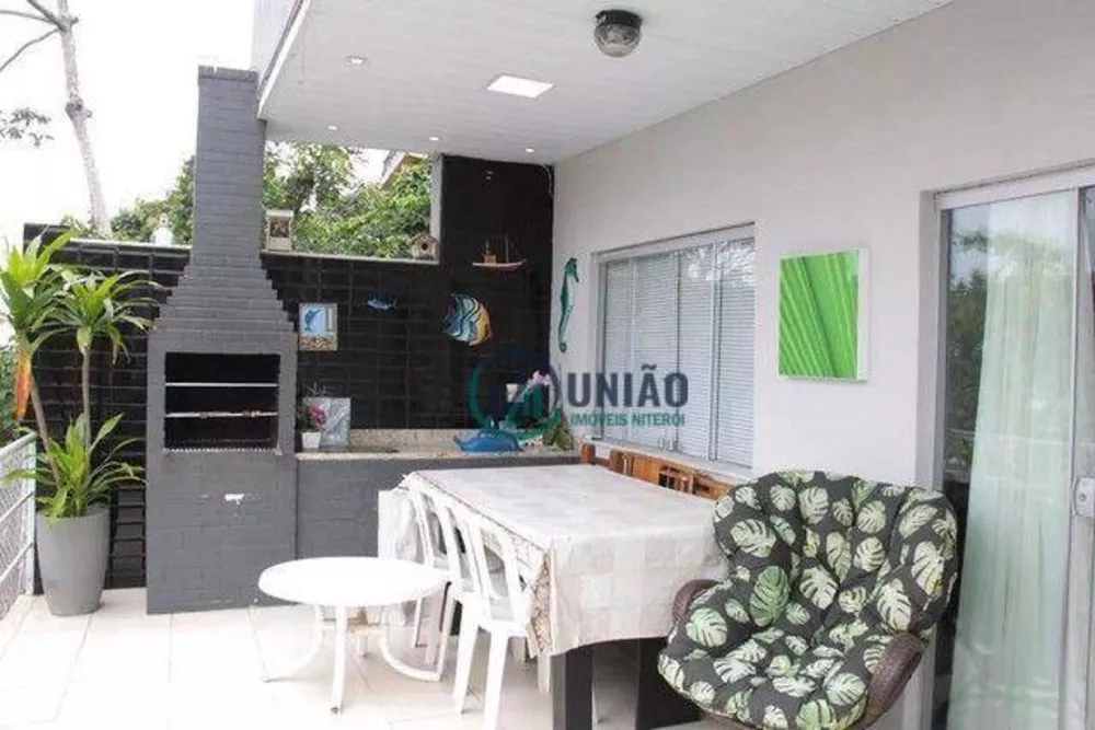 Casa de Condomínio à venda com 4 quartos, 240m² - Foto 1