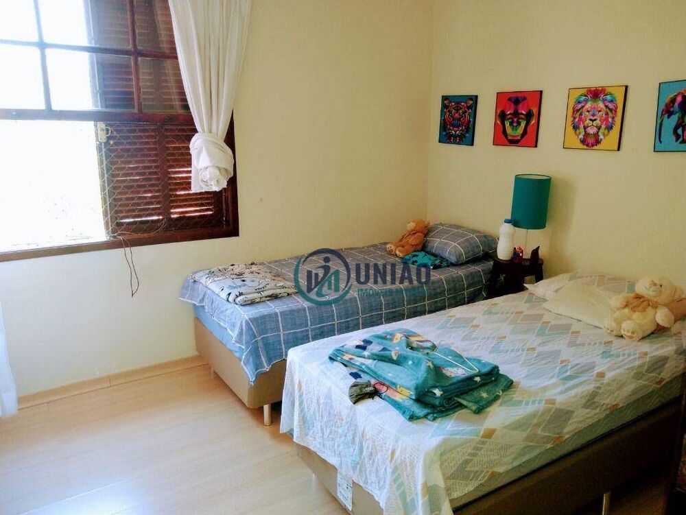 Casa à venda com 4 quartos, 249m² - Foto 1
