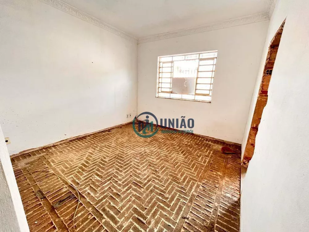 Casa à venda com 3 quartos, 80m² - Foto 2