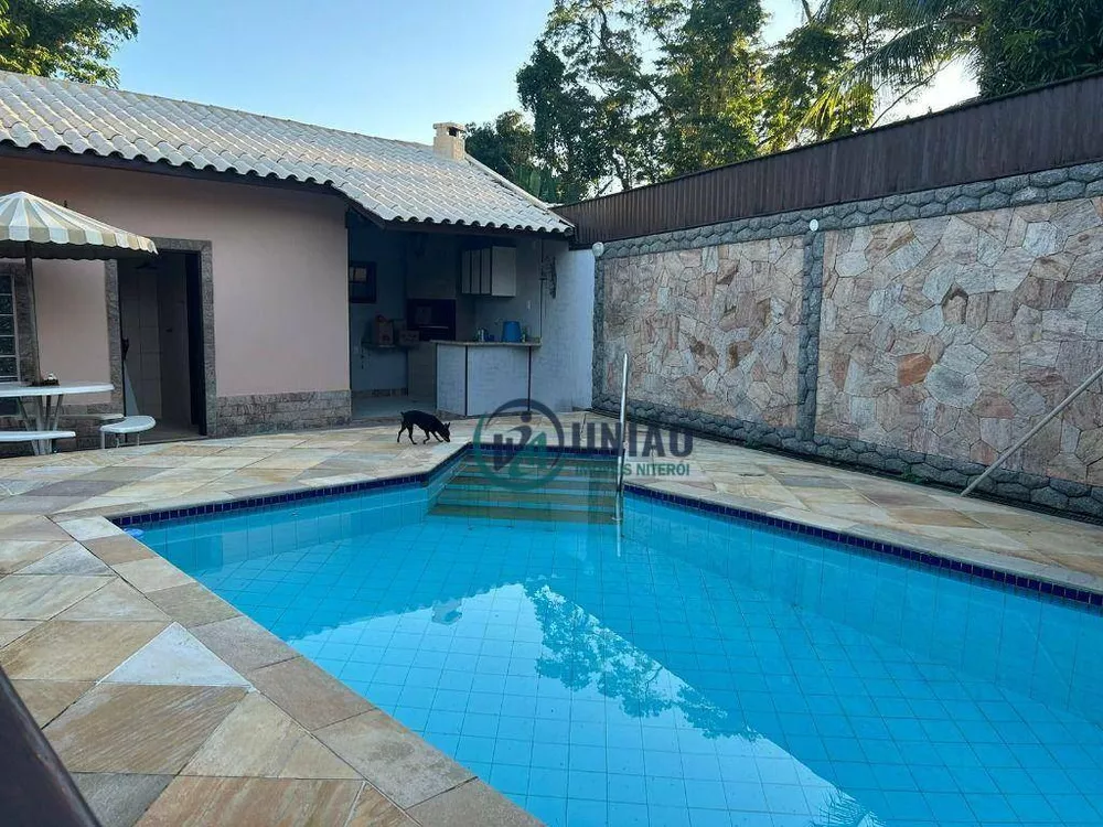 Casa à venda com 3 quartos, 248m² - Foto 1