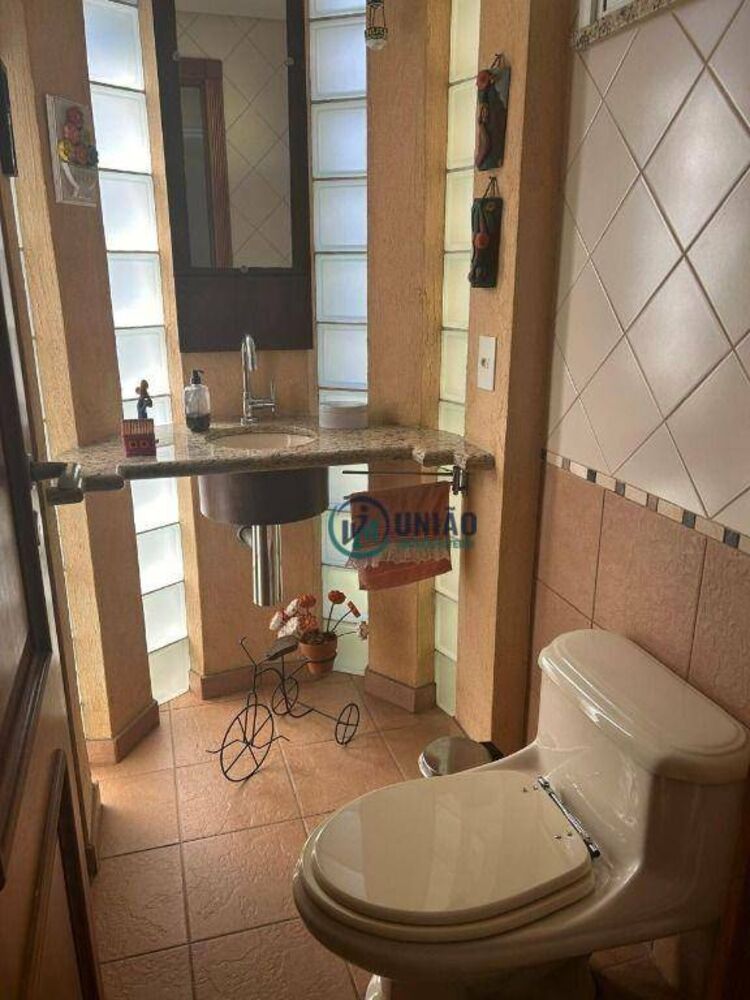 Casa de Condomínio à venda com 3 quartos, 250m² - Foto 2