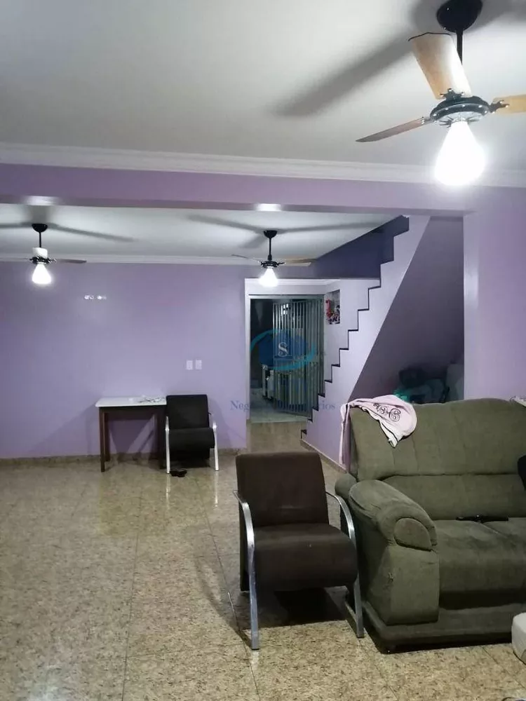 Sobrado à venda com 4 quartos, 200m² - Foto 1