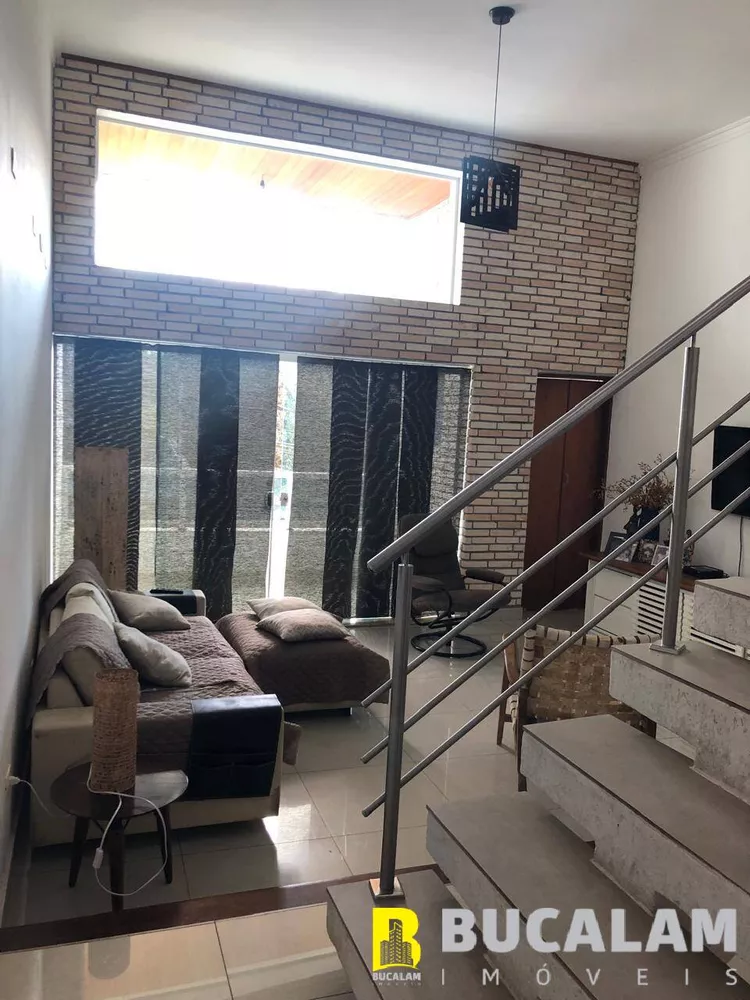 Casa à venda com 3 quartos, 220m² - Foto 1