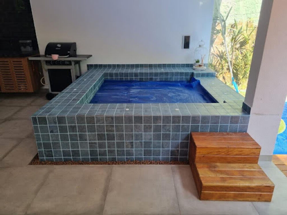 Casa de Condomínio à venda com 3 quartos, 320m² - Foto 1