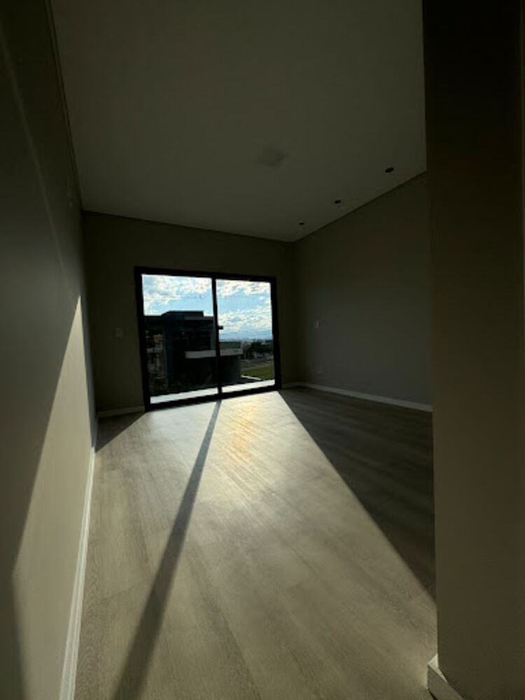 Casa de Condomínio à venda com 4 quartos, 244m² - Foto 2