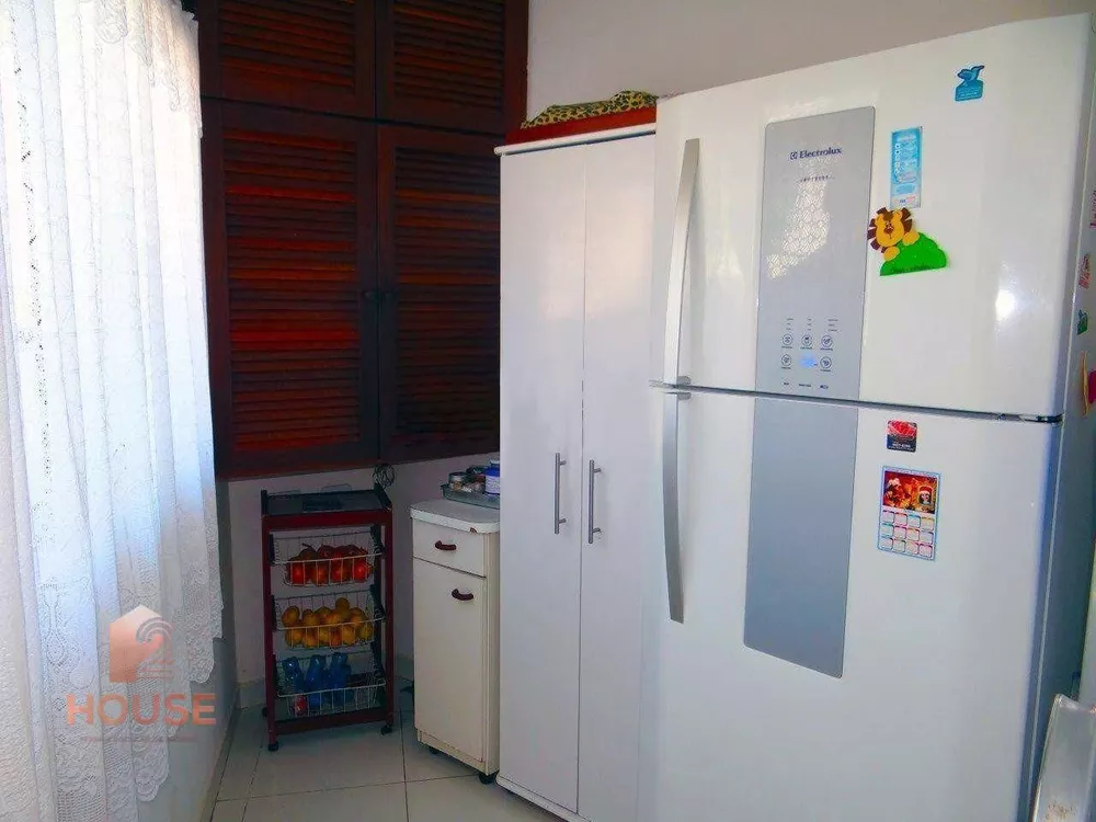 Casa de Condomínio à venda com 4 quartos, 235m² - Foto 2