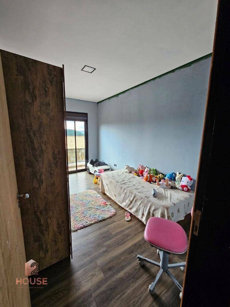 Casa à venda com 5 quartos, 180m² - Foto 1
