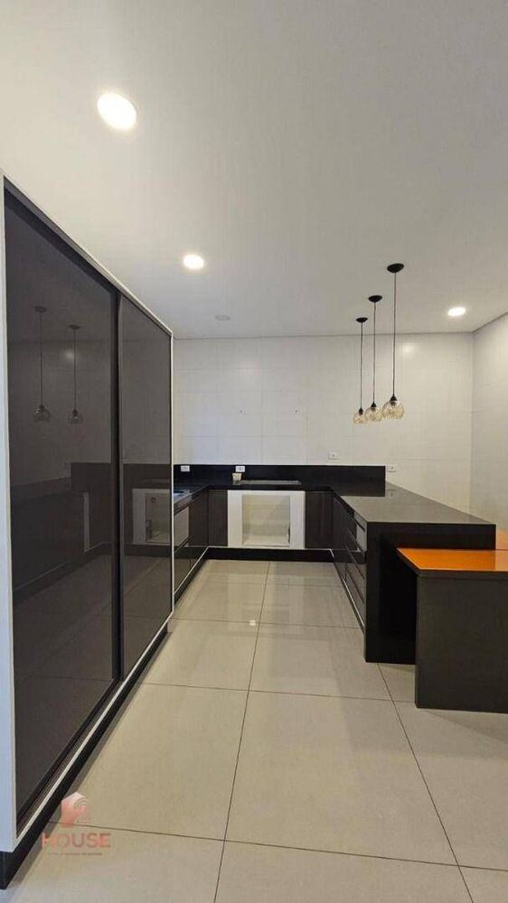 Casa de Condomínio à venda com 3 quartos, 300m² - Foto 2
