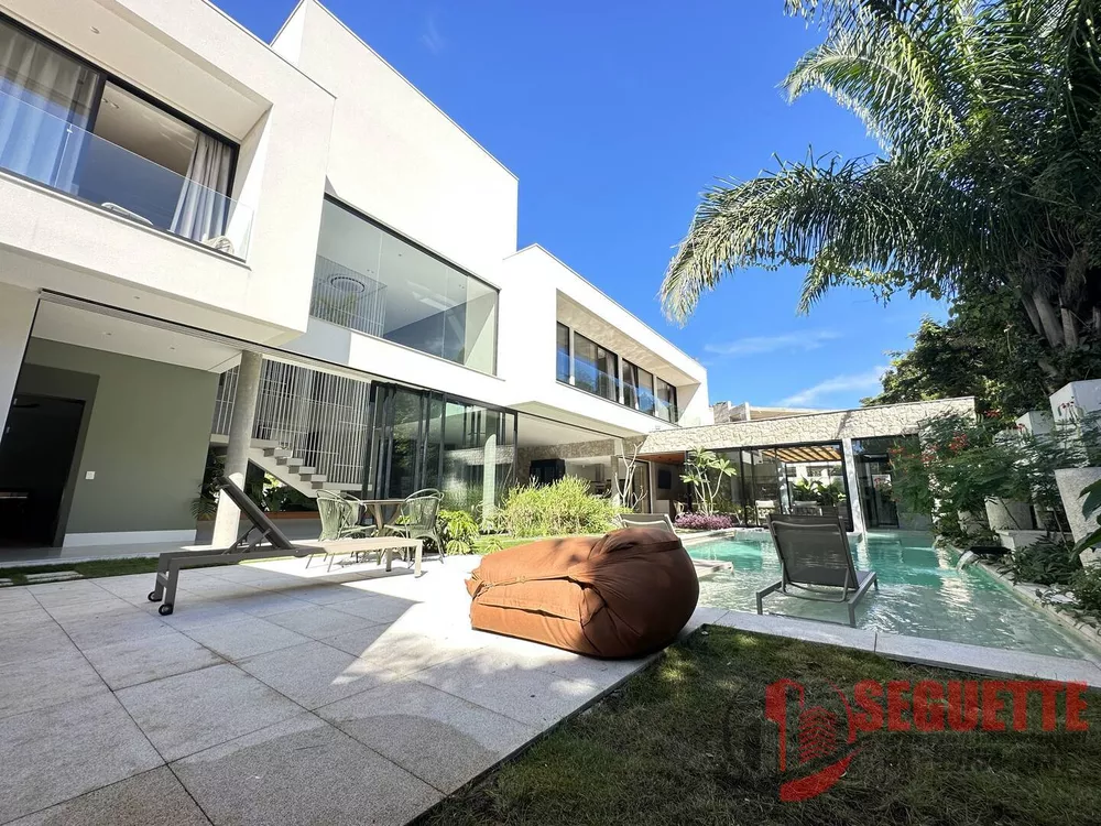 Casa à venda com 8 quartos, 800m² - Foto 1