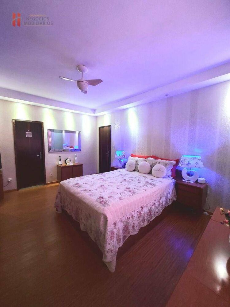 Casa à venda com 3 quartos, 350m² - Foto 1