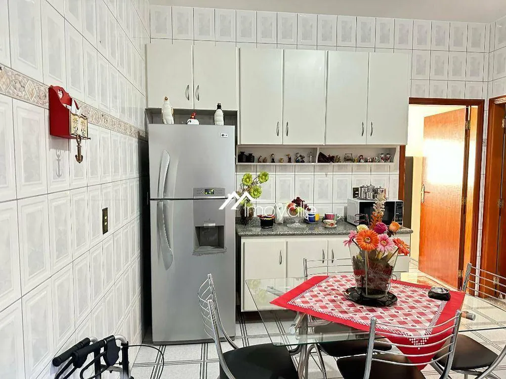 Casa, 3 quartos, 200 m² - Foto 1