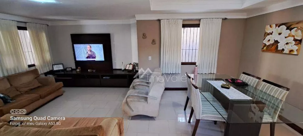 Casa de Condomínio à venda com 4 quartos, 207m² - Foto 2