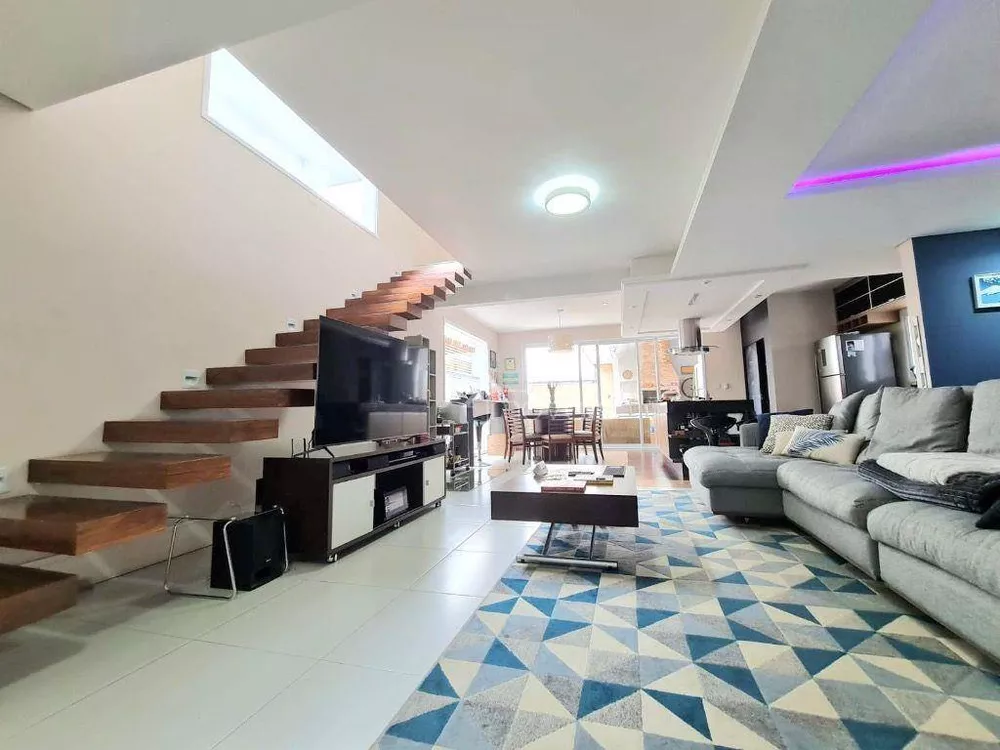 Casa de Condomínio à venda com 3 quartos, 253m² - Foto 1