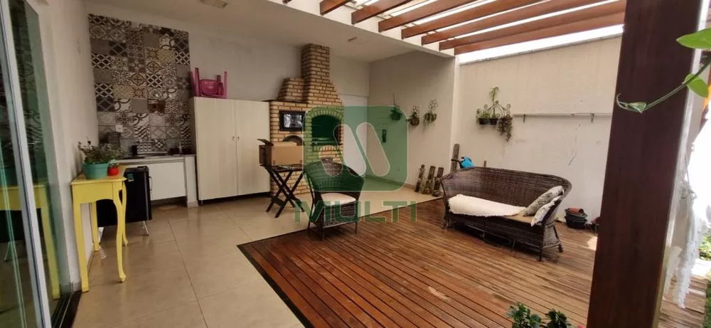 Casa à venda com 3 quartos, 168m² - Foto 1