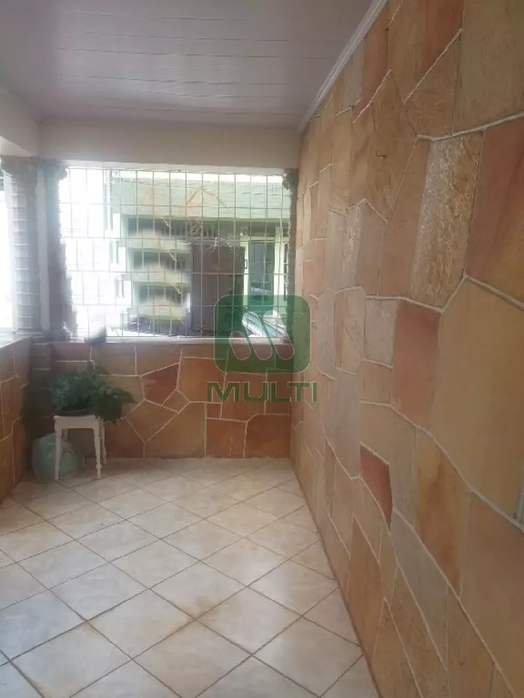 Casa à venda com 3 quartos, 200m² - Foto 2