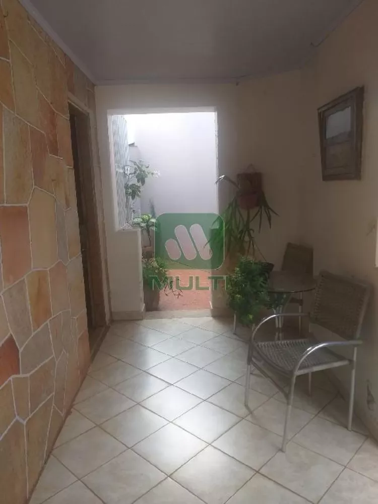 Casa à venda com 3 quartos, 200m² - Foto 1