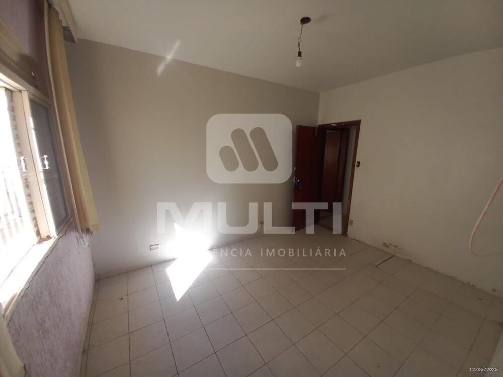 Casa à venda com 3 quartos, 232m² - Foto 9