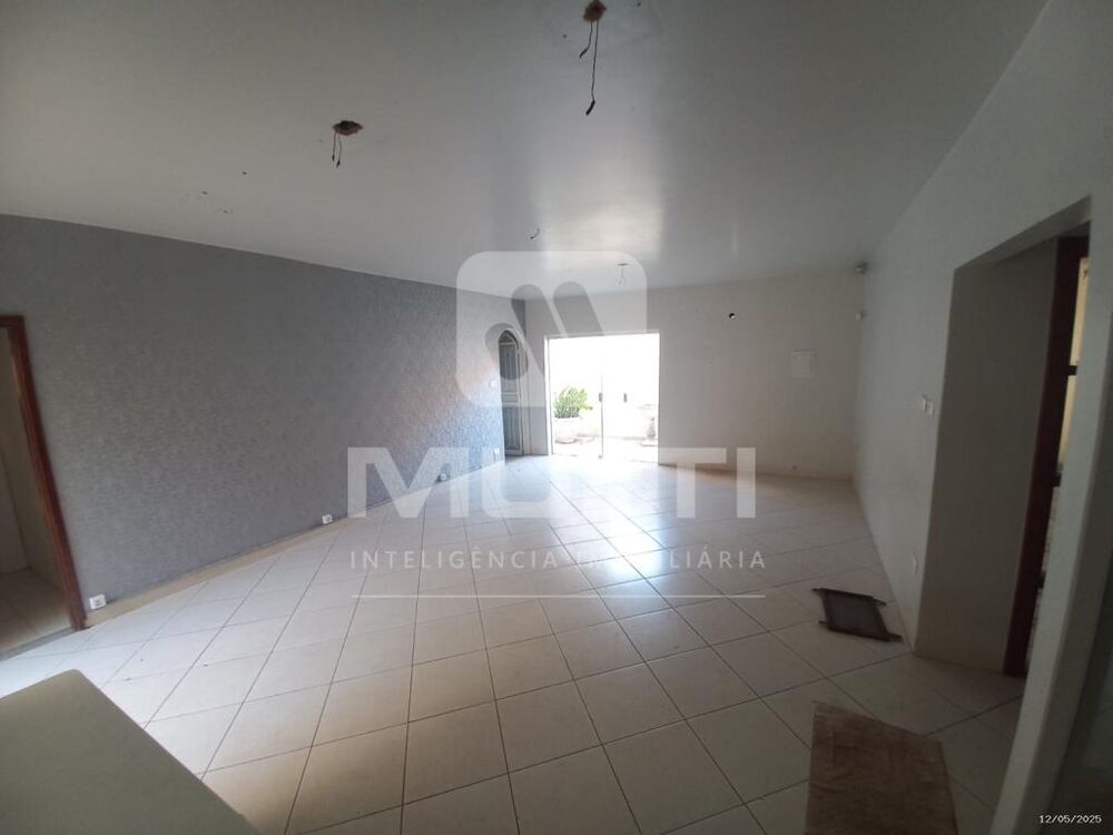 Casa à venda com 3 quartos, 232m² - Foto 3