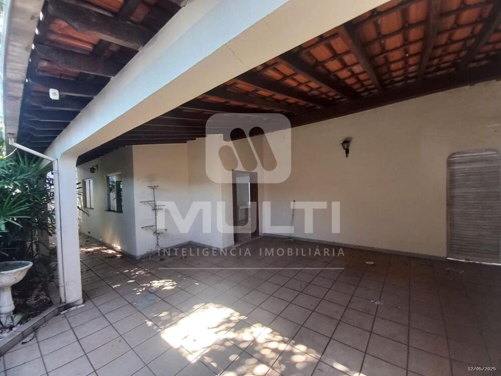 Casa à venda com 3 quartos, 232m² - Foto 1