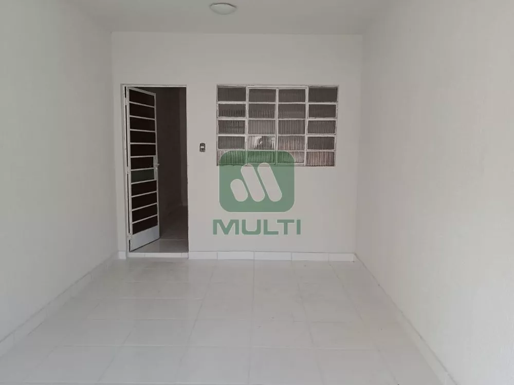 Casa à venda com 4 quartos, 200m² - Foto 2