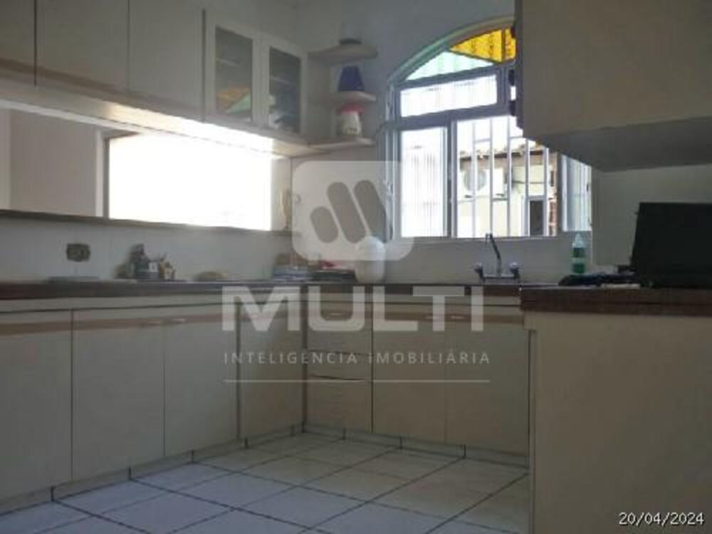 Casa à venda com 4 quartos, 280m² - Foto 3