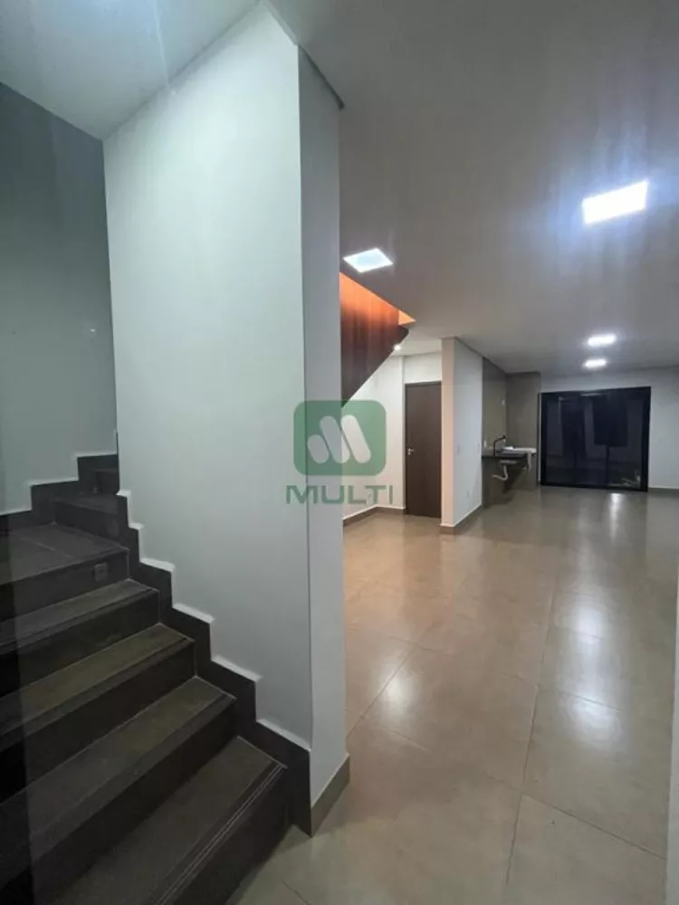 Casa à venda com 3 quartos, 126m² - Foto 1