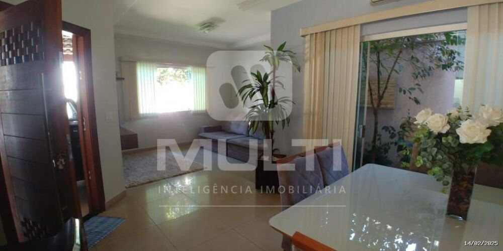 Casa à venda com 4 quartos, 330m² - Foto 1