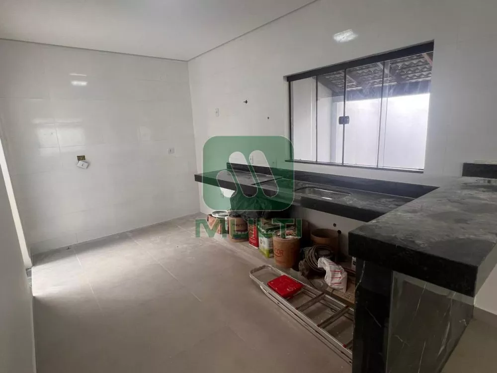 Casa à venda com 4 quartos, 180m² - Foto 3