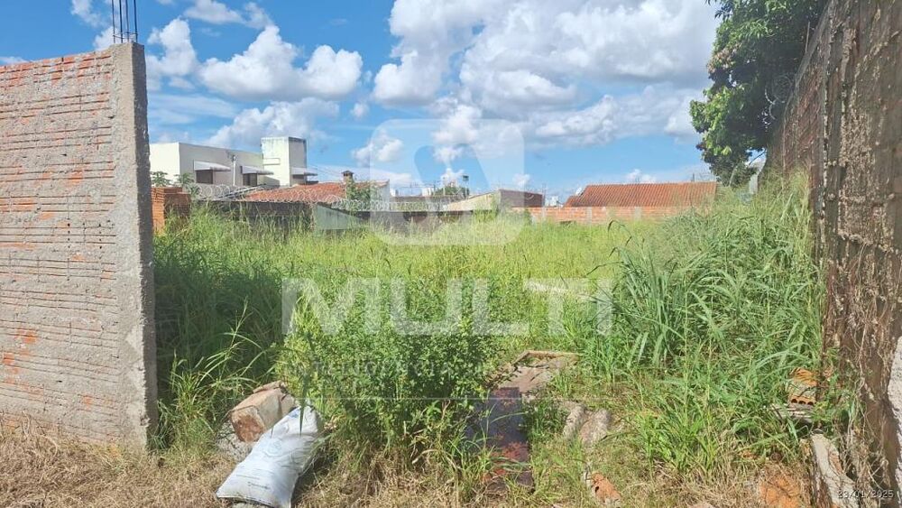 Terreno à venda com 1 quarto, 375m² - Foto 1