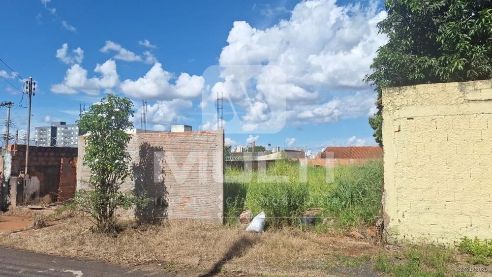 Terreno à venda com 1 quarto, 375m² - Foto 3