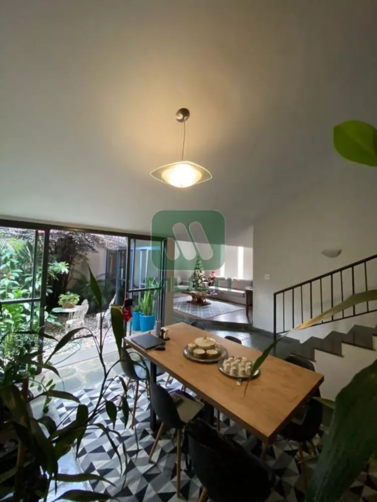 Casa à venda com 3 quartos, 246m² - Foto 2