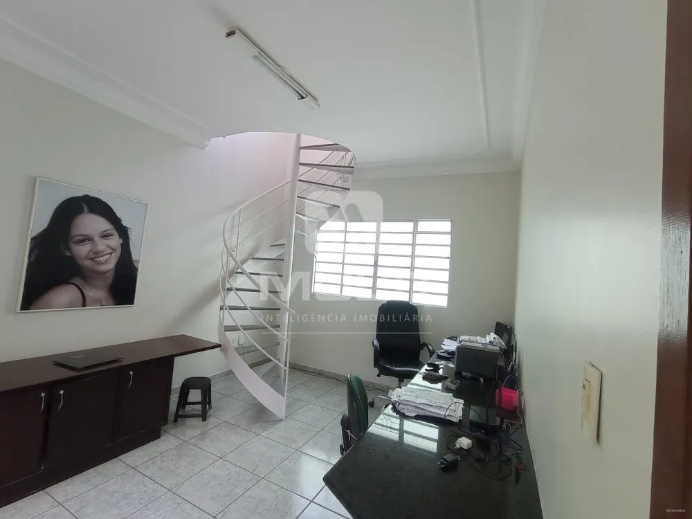Casa, 4 quartos, 330 m² - Foto 2