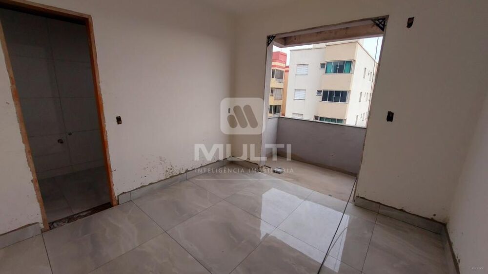 Apartamento à venda com 3 quartos, 180m² - Foto 1