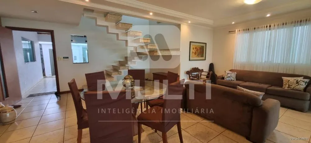 Casa, 4 quartos, 262 m² - Foto 1