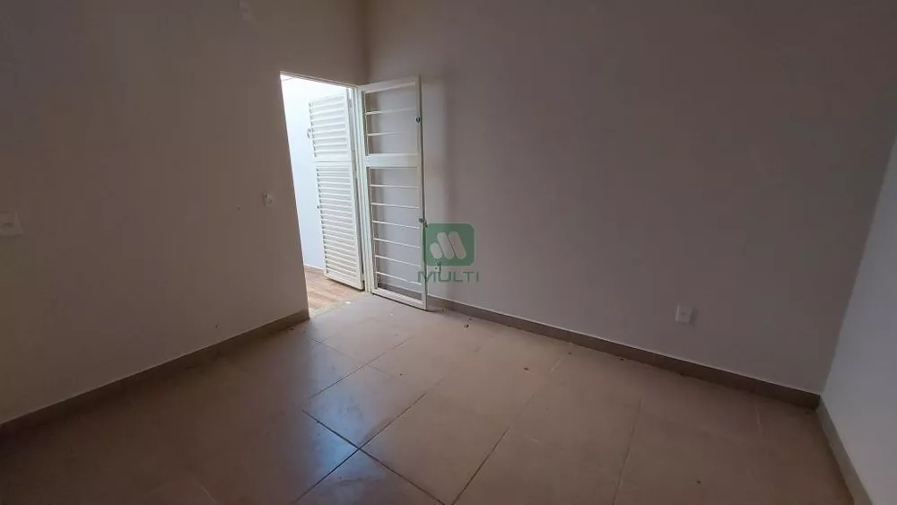 Casa à venda com 2 quartos, 130m² - Foto 2