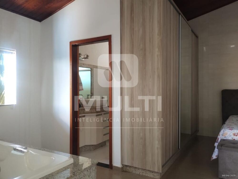 Casa à venda com 3 quartos, 303m² - Foto 6