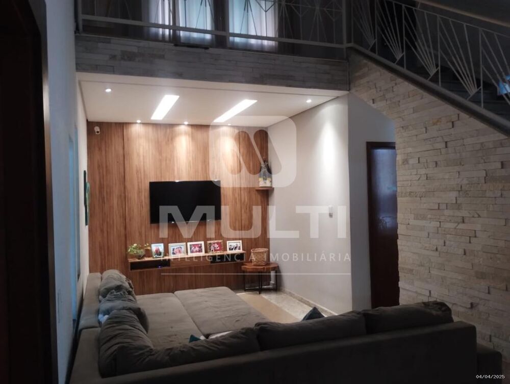 Casa à venda com 3 quartos, 303m² - Foto 2