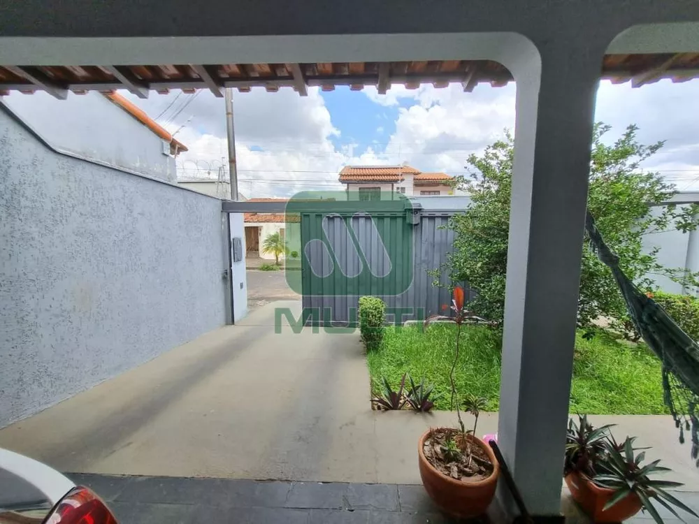 Casa à venda com 3 quartos, 200m² - Foto 2