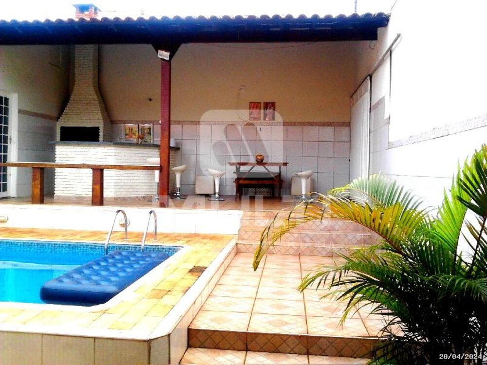 Casa, 3 quartos, 202 m² - Foto 1