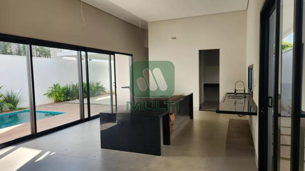 Casa de Condomínio à venda com 3 quartos, 202m² - Foto 2